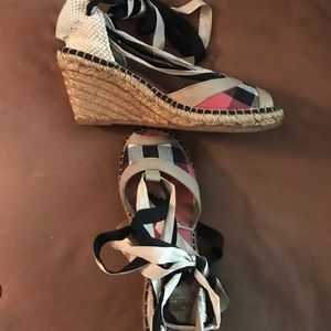 🖤 BURBERRY WEDGE SANDALS 🖤